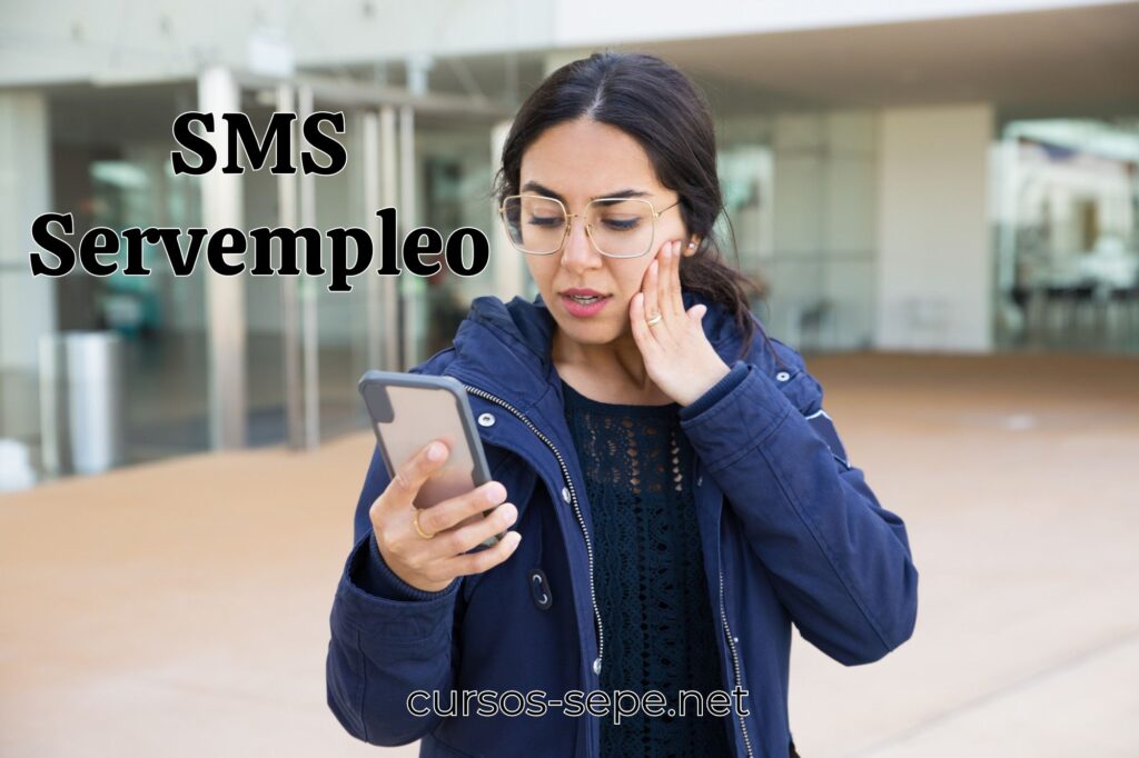 Mujer que acaba de recibir en su móvil un SMS de Servempleo con una citación.