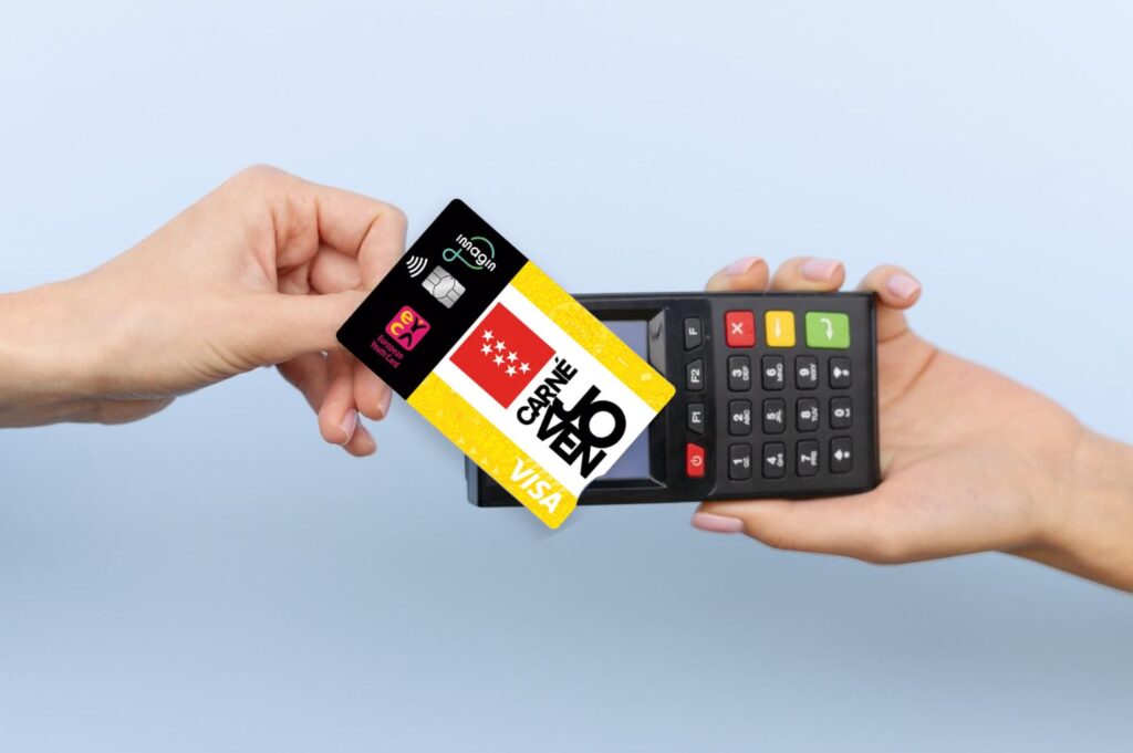 Utiliza tu carnet joven como tarjeta de debito para pagar tus compras y obtener nuevos descuentos.