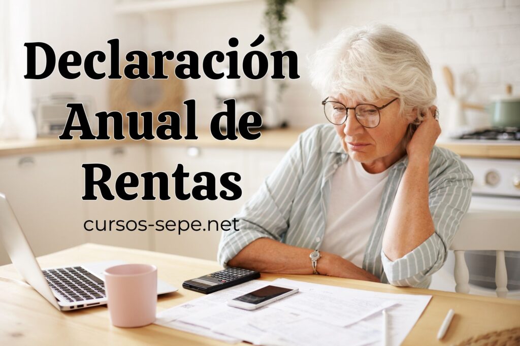Mujer mayor realizando la declaración anual de rentas usando su ordenador y una calculadora.