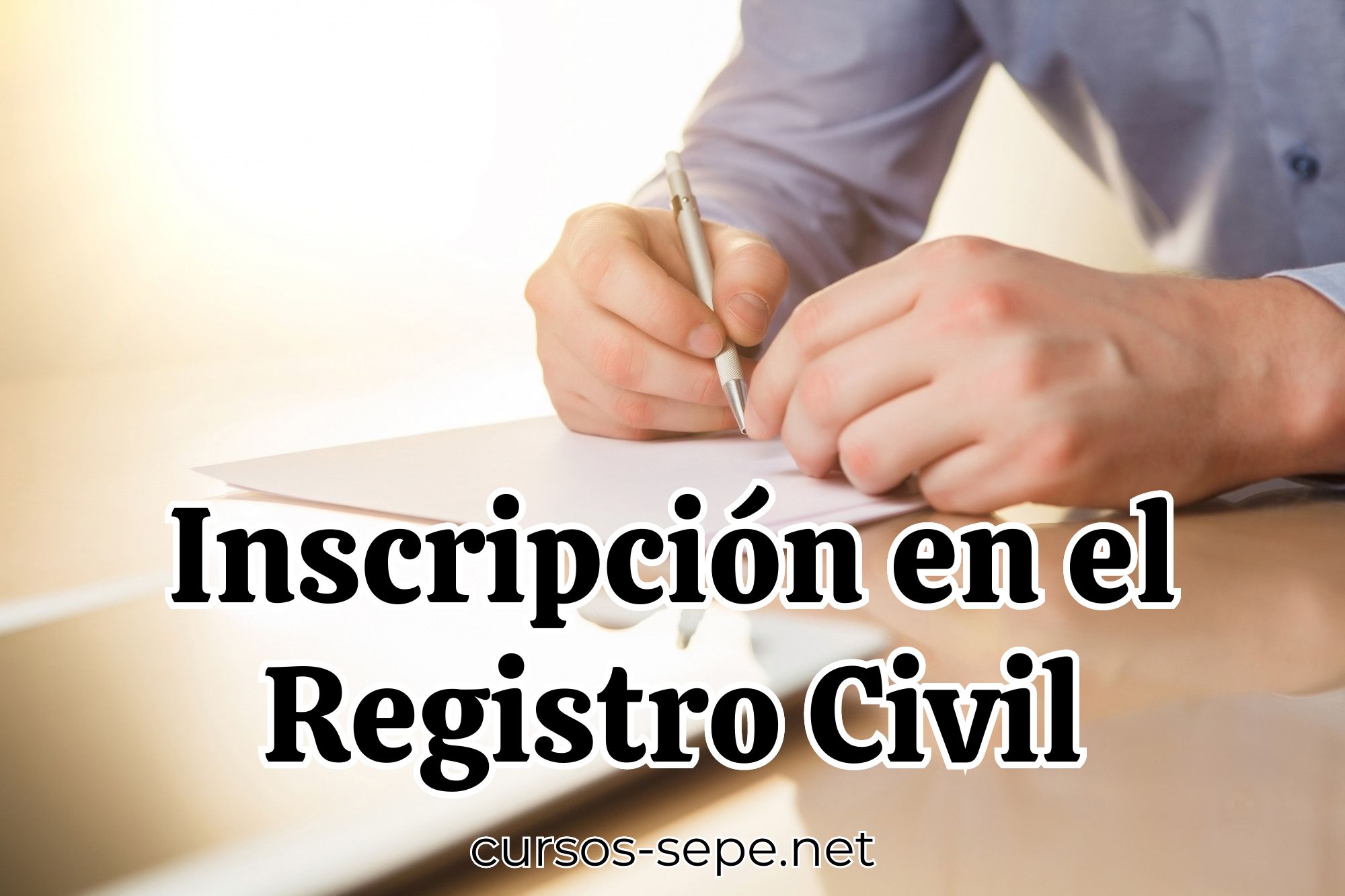 Hombre rellenando la hoja de solicitud de uno de los procedimientos o expedientes del Registro Civil de España