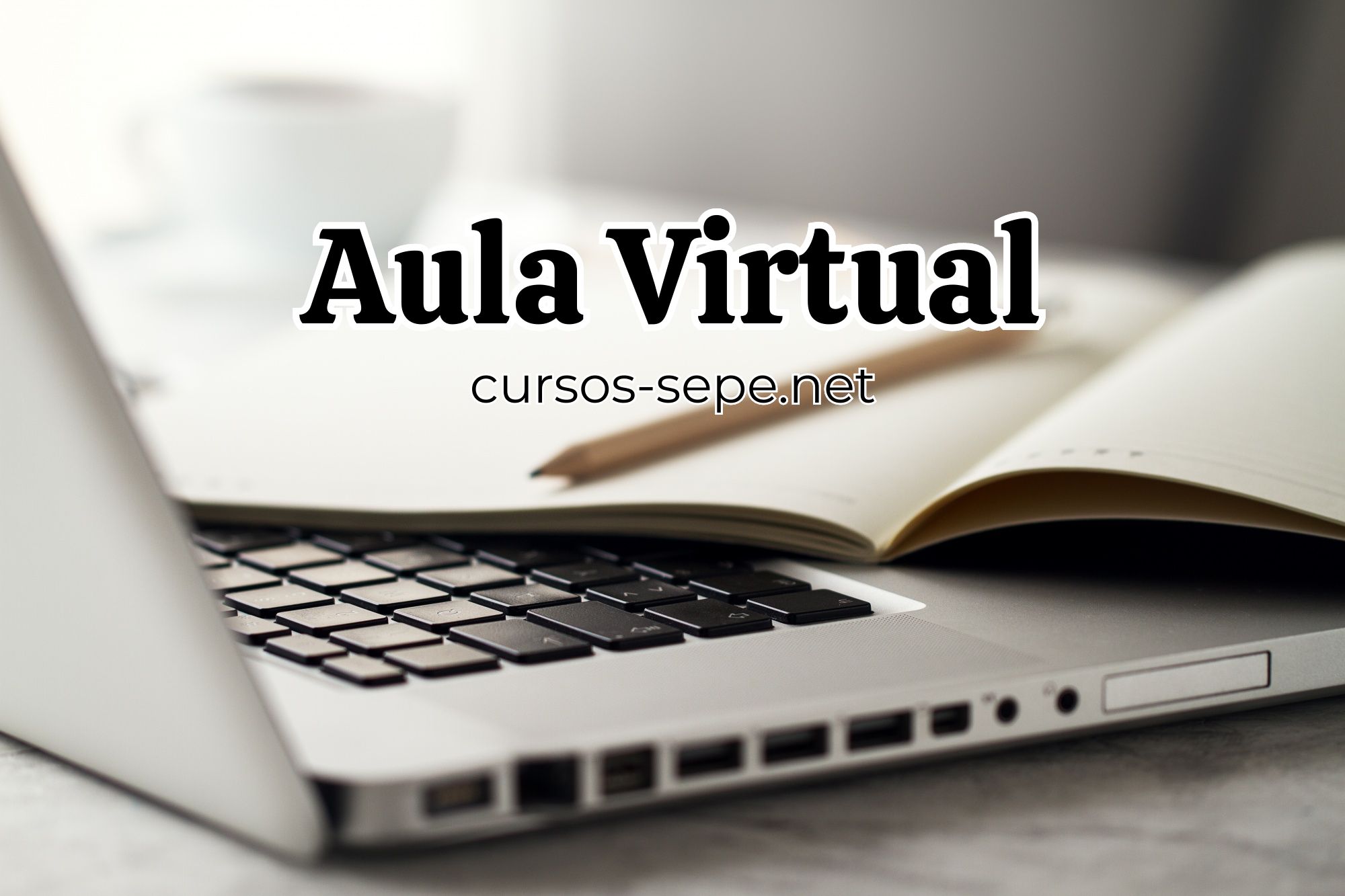 Ordenador portátil y libro de apuntes de una persona que está realizando un curso online por medio del Aula Virtual de una organización
