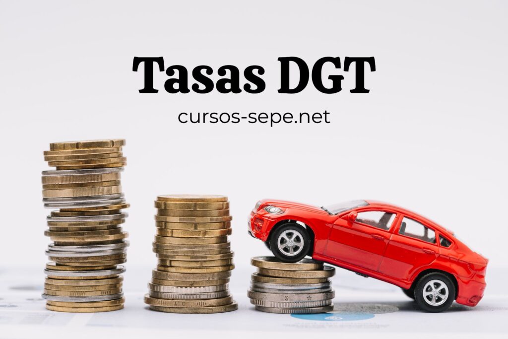 Coche de juguete y dinero sobre una mesa haciendo referencia a las tasas de pago de la Dirección General de Tráfico (DGT)