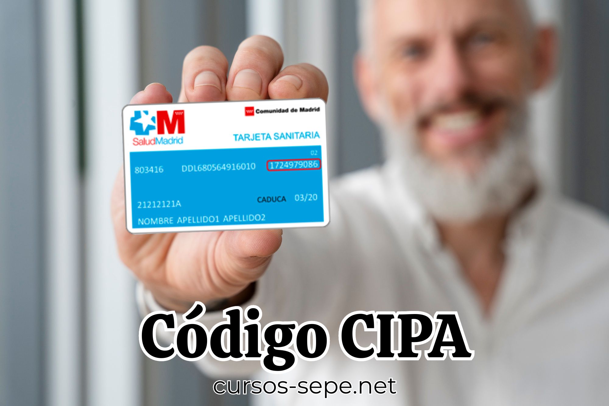 Hombre sosteniendo en la mano la tarjeta sanitaria de la Comunidad de Madrid sonde se muestra el código CIPA.