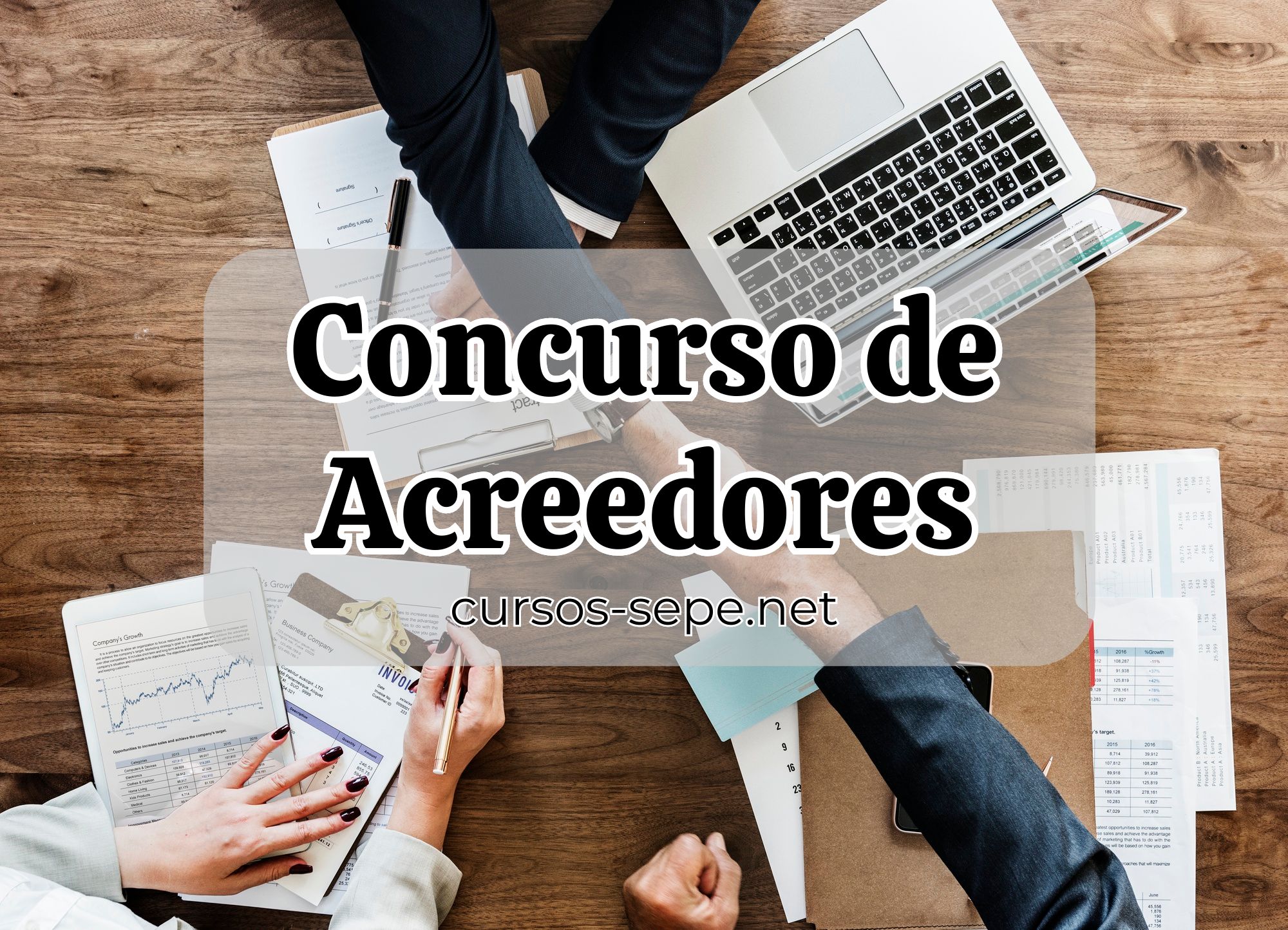 Personal administrativo preparando un concurso de acreedores de una empresa española.