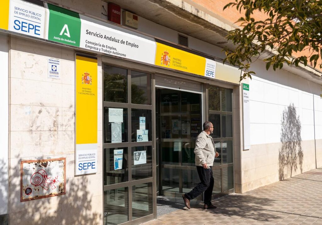 Puerta de una oficina de empleo de Almería
