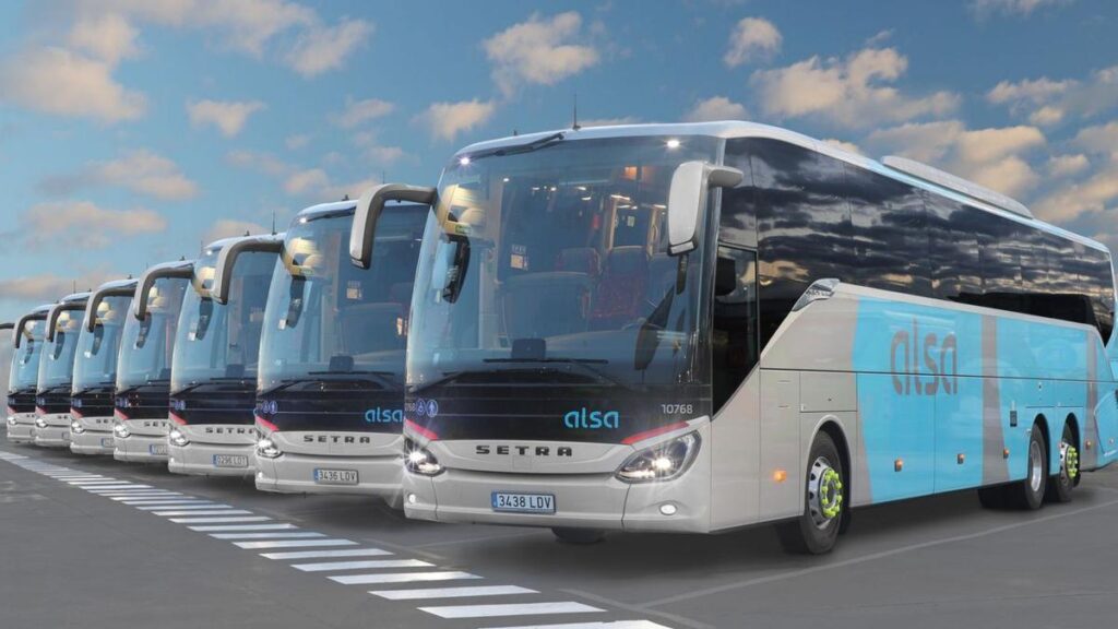 Flota de autobuses de la empresa Alsa que necesitan conductor de autobús.