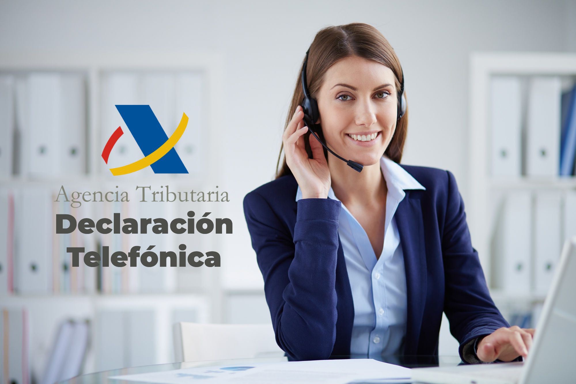Funcionaria de AEAT ofreciendo el servicio de realizar la declaración de la renta de forma telefónica.