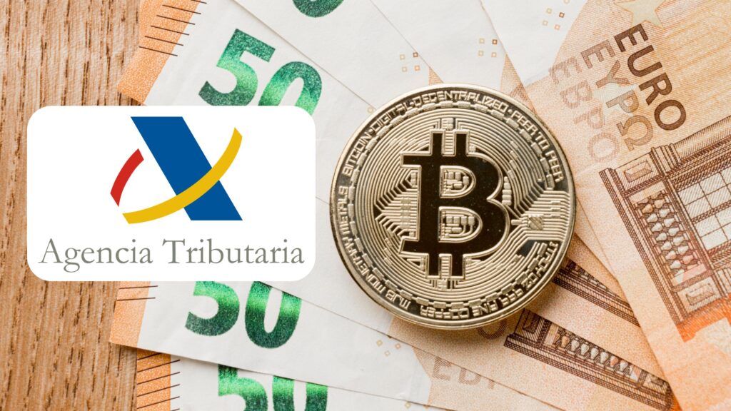 Moneda de Bitcoin junto a billetes de 50 Euros y el logo de la AEAT