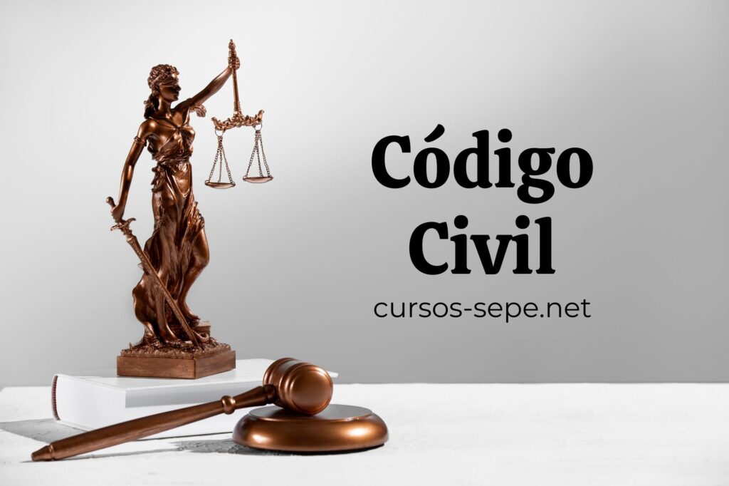 estatua representativa de la justicia sobre un libro del código civil español.