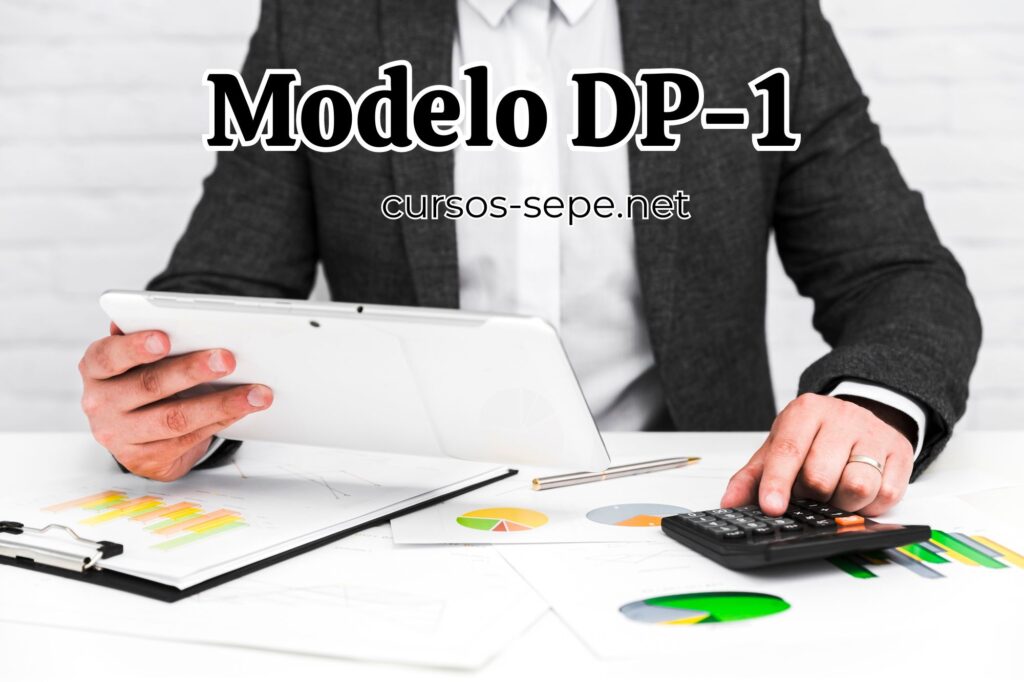 Hombre revisando documentación para completar correctamente en modelo DP-1