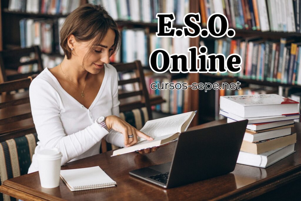 Mujer realizando la formación necesaria para obtener el titulo de la E.S.O. de forma online.