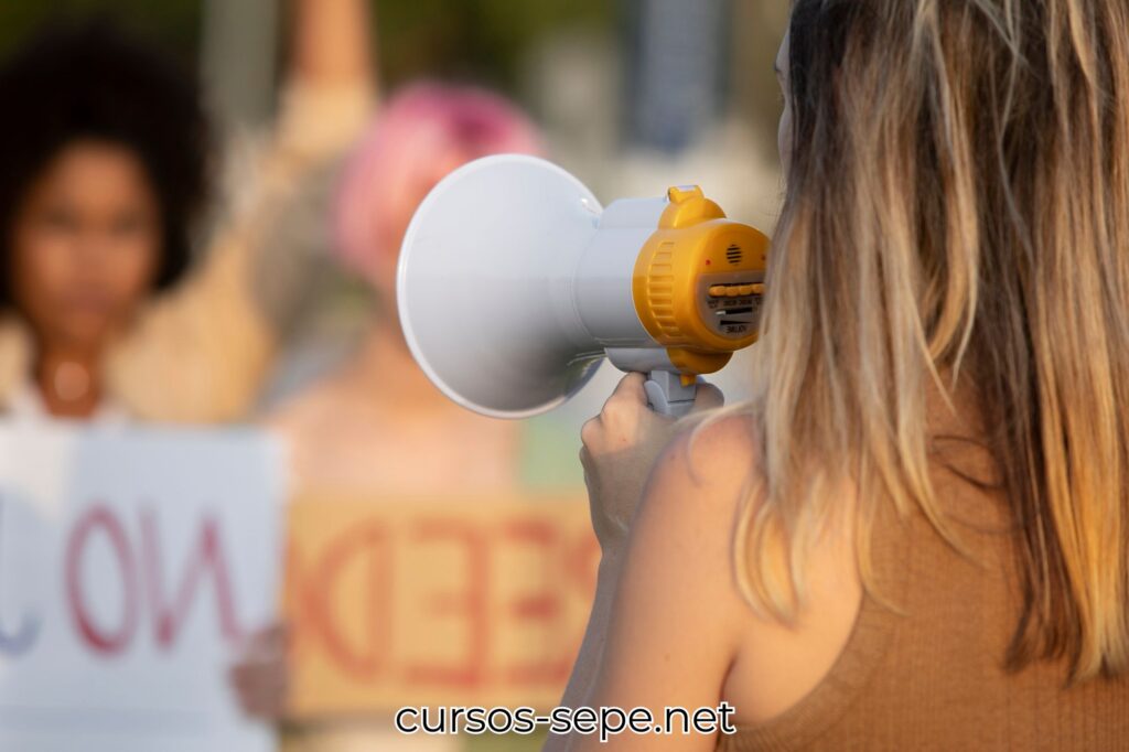 Mujer con megáfono protestando en una de las fases de la huelga general.