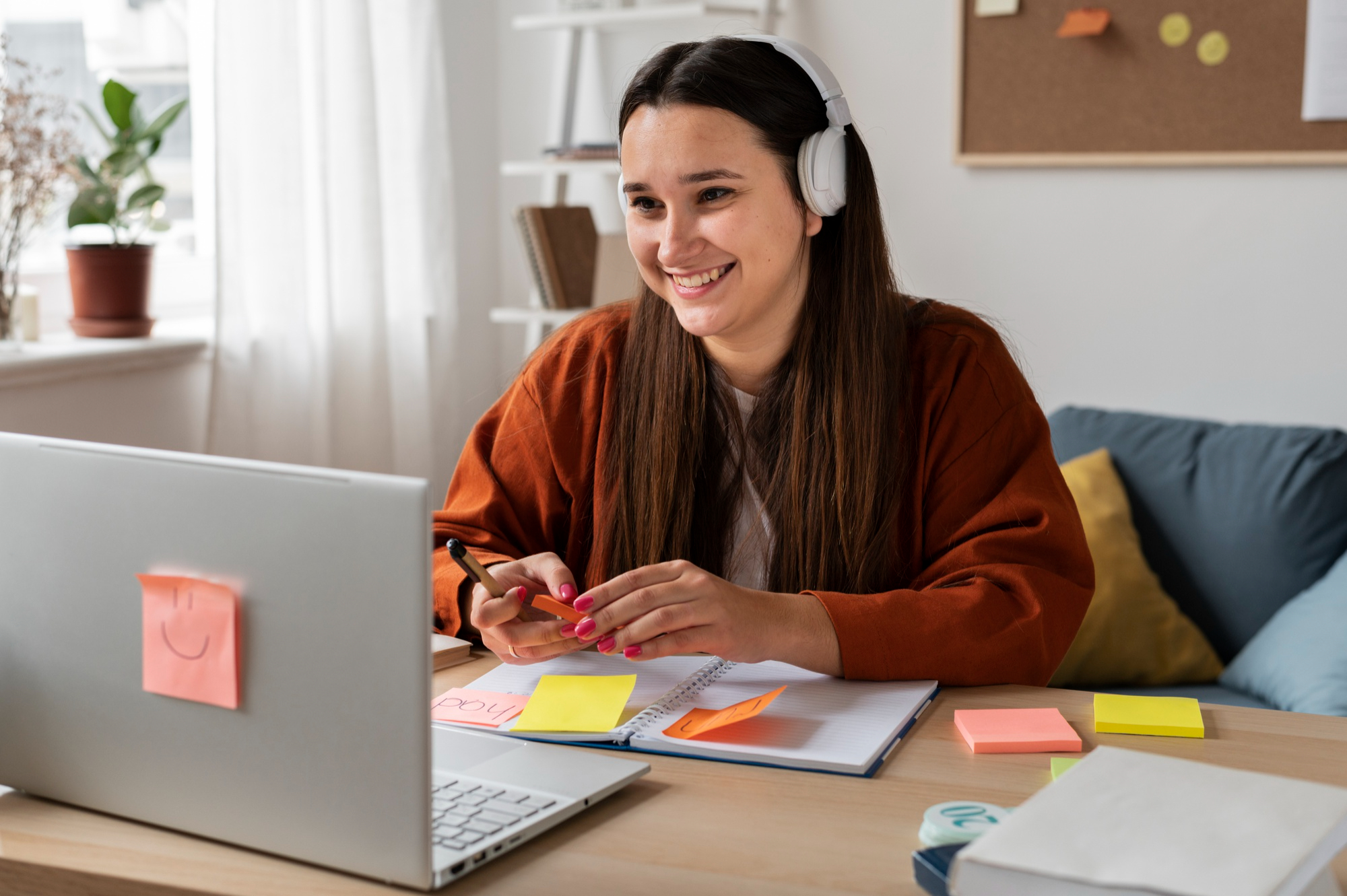 Mujer estudiando gracias a una plaza en el curso online de inglés para todos los idiomas.