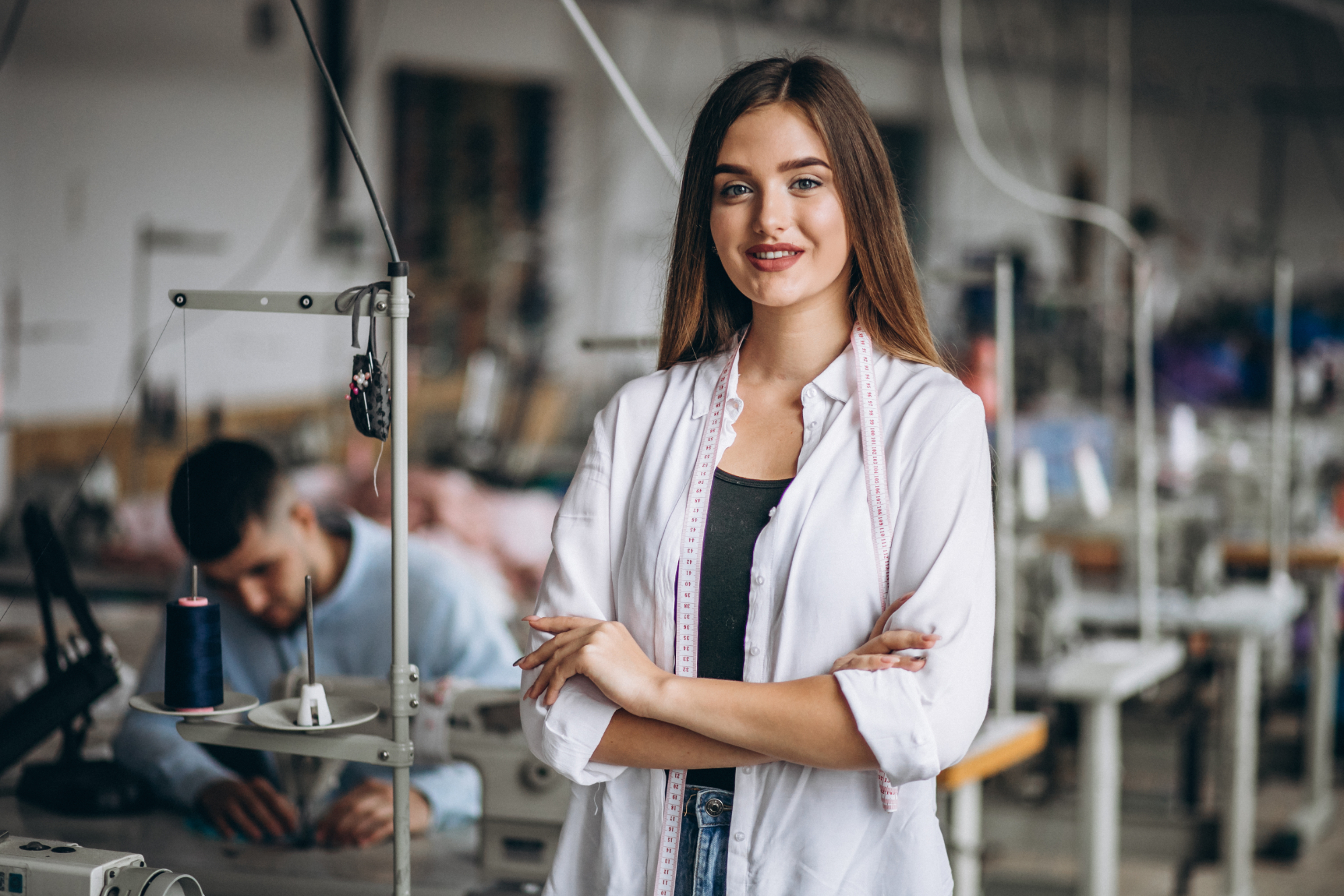 Mujer trabajando en una empresa de costura.