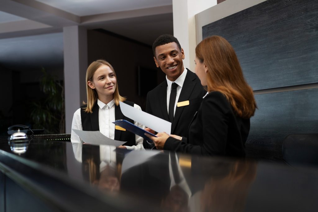 Trabajadores de un hotel hablando ingles para resolver un problema con un cliente.