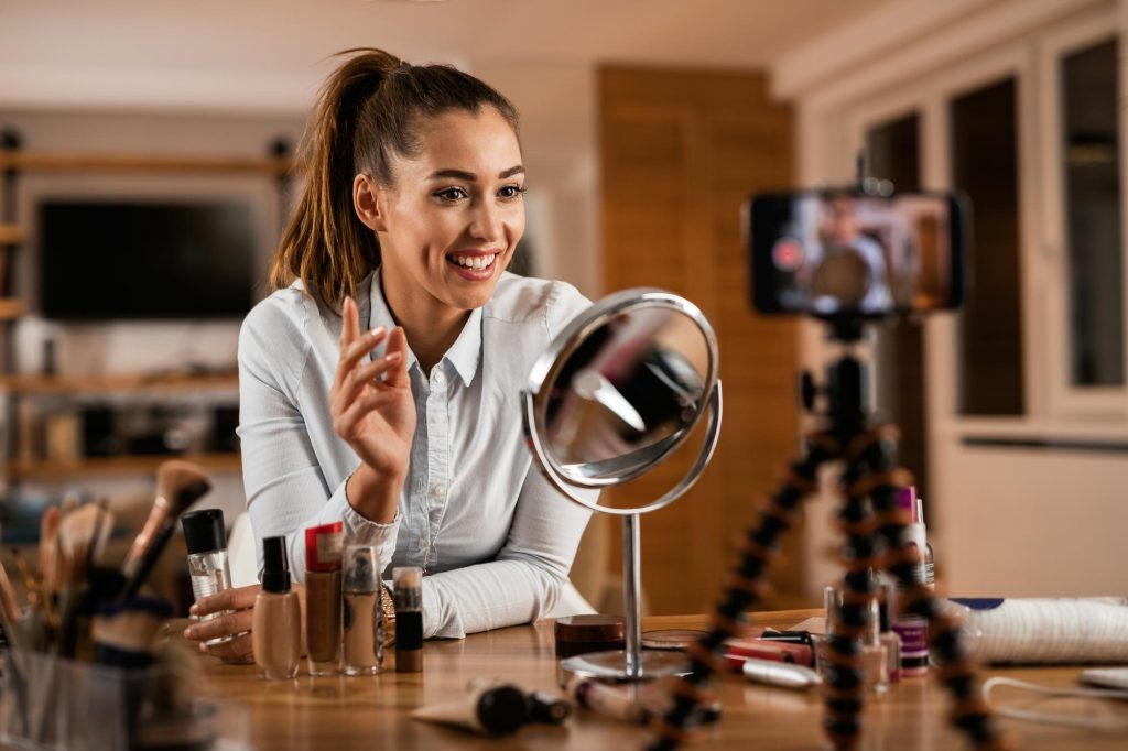 Mujer grabándose en vídeo a la vez que desarrolla su marca personal de forma online con este curso del SEPE.