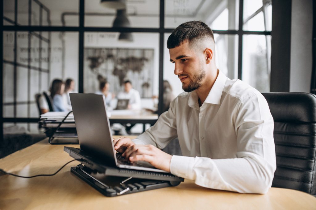 Hombre trabajando con inteligencia artificial en su ordenador.
