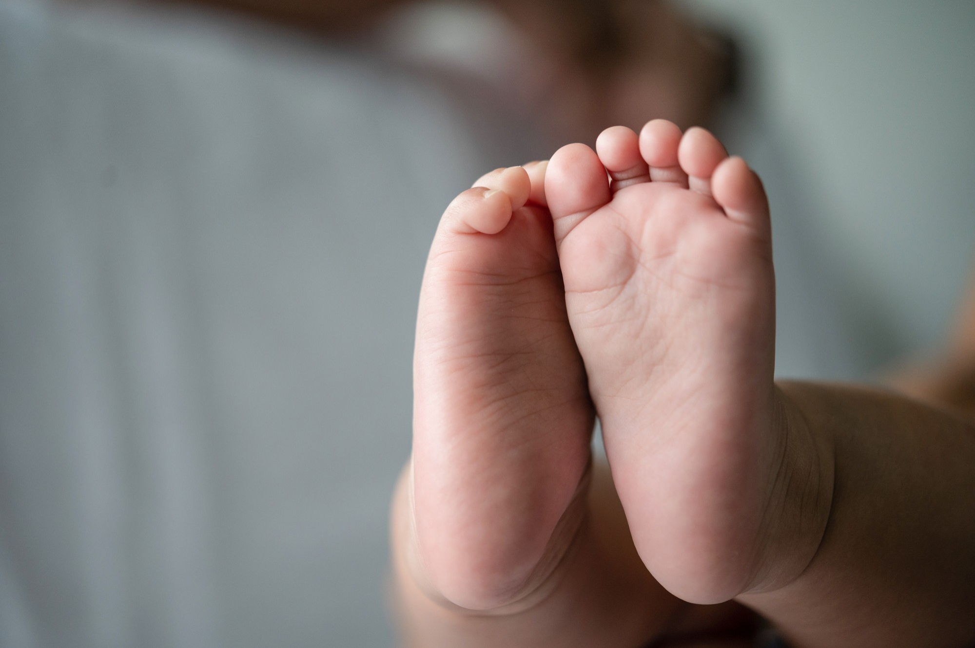 Pies de niño recién nacido que da derecho a nuevos permisos para sus progenitores en este año 2025