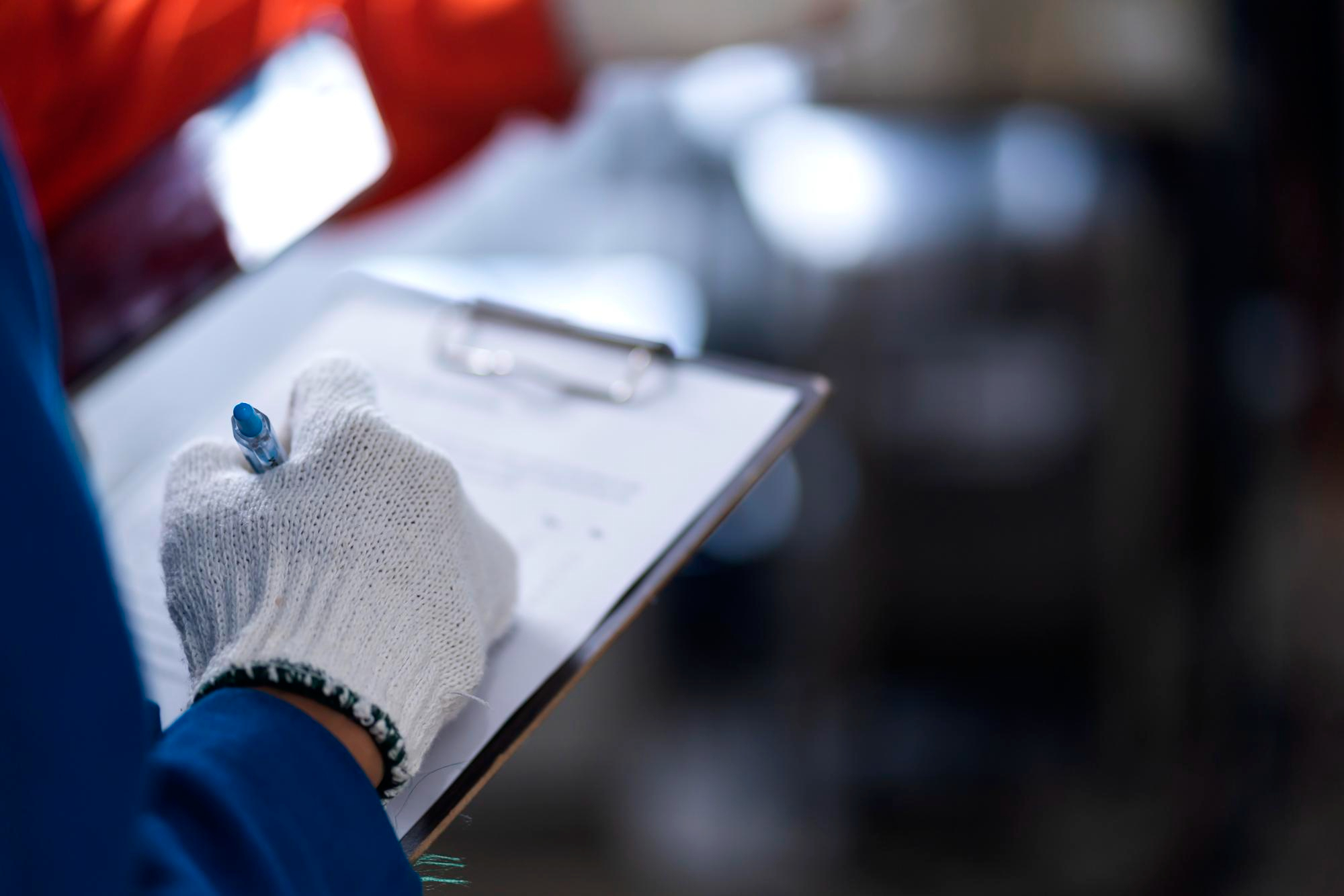 Persona rellenando un checklist integrado dentro del sistema de calidad de la empresa.