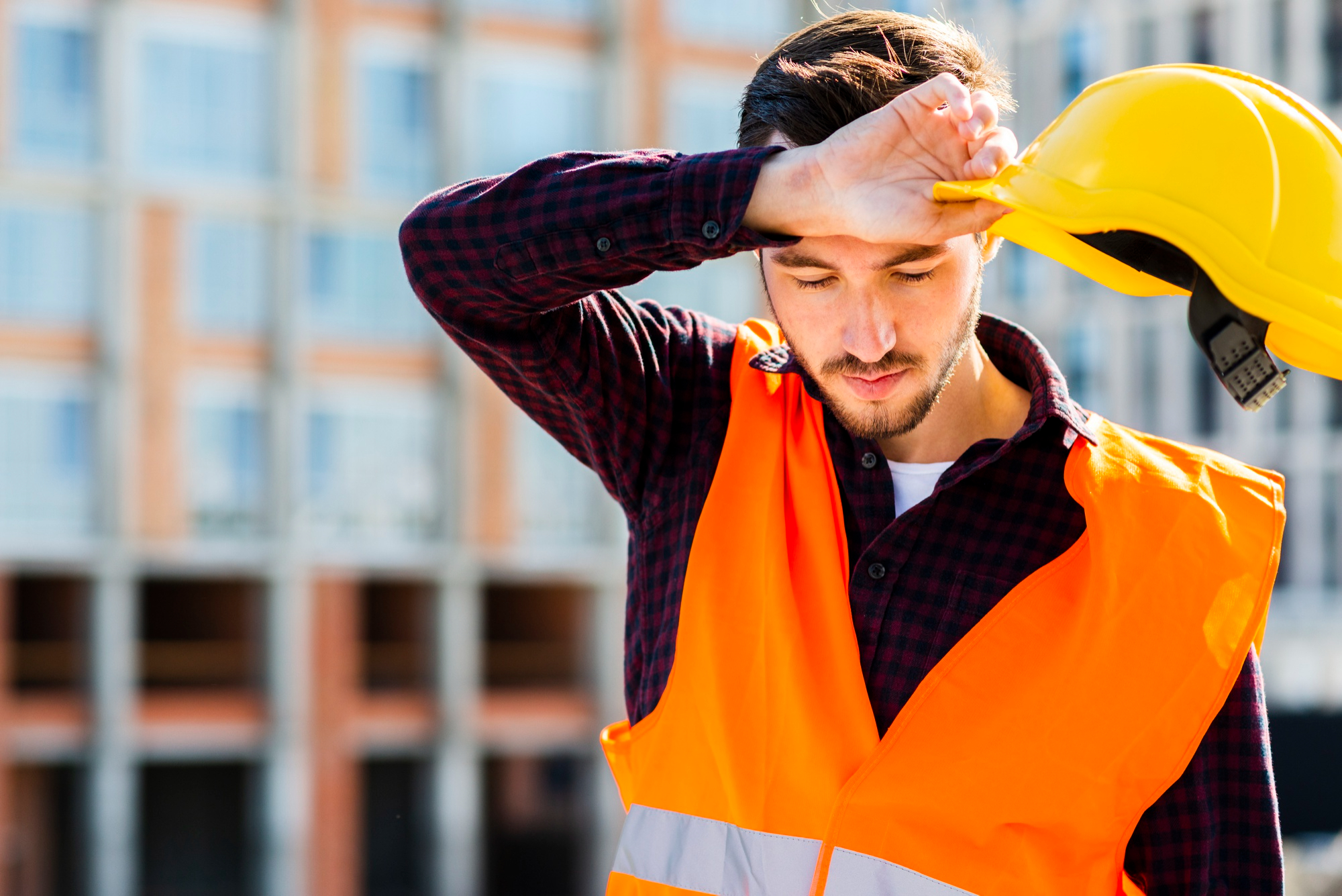 Empleado preocupado por un accidente laboral que ha ocurrido en su puesto de trabajo