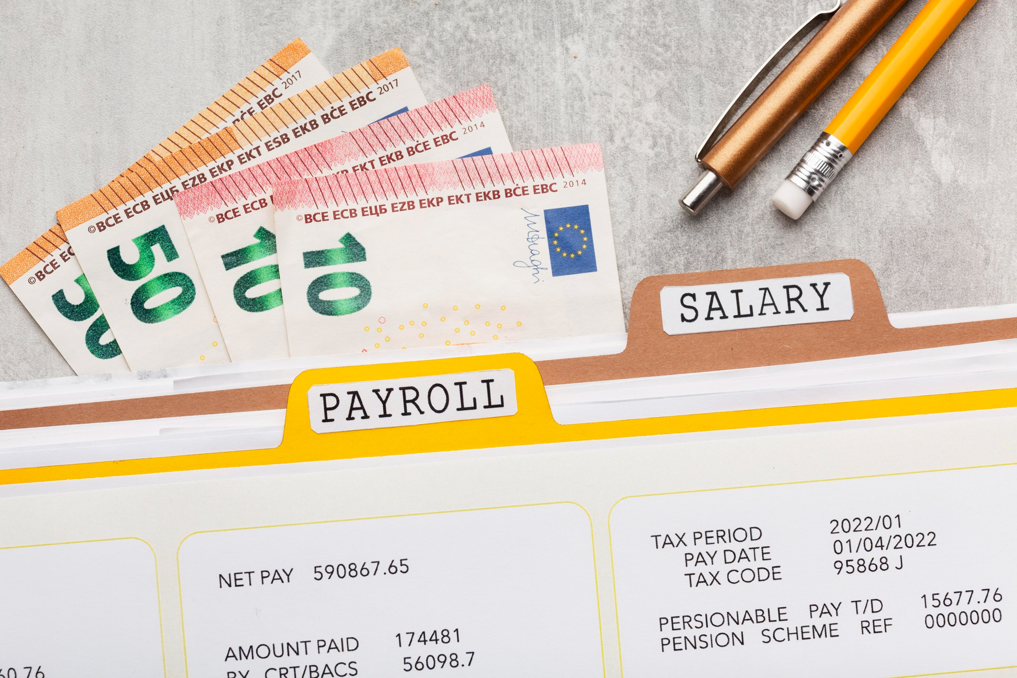 Dinero en euros sobre la nomina con el salario de un trabajador.