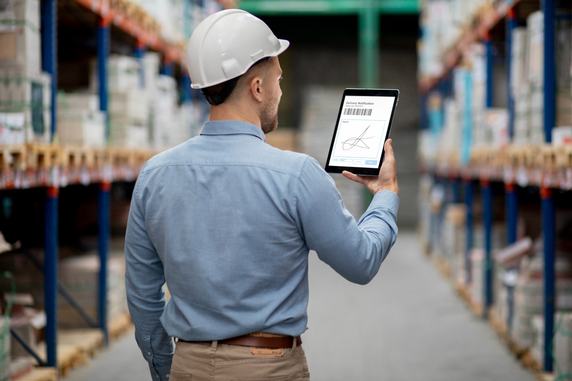 Hombre realizando un inventario en el almacén gracias a un software RP