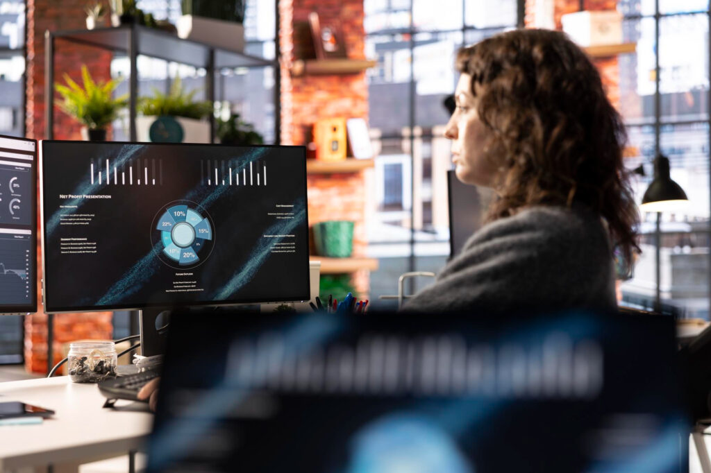 Mujer trabajando en una empresa manejando una gran cantidad de datos
