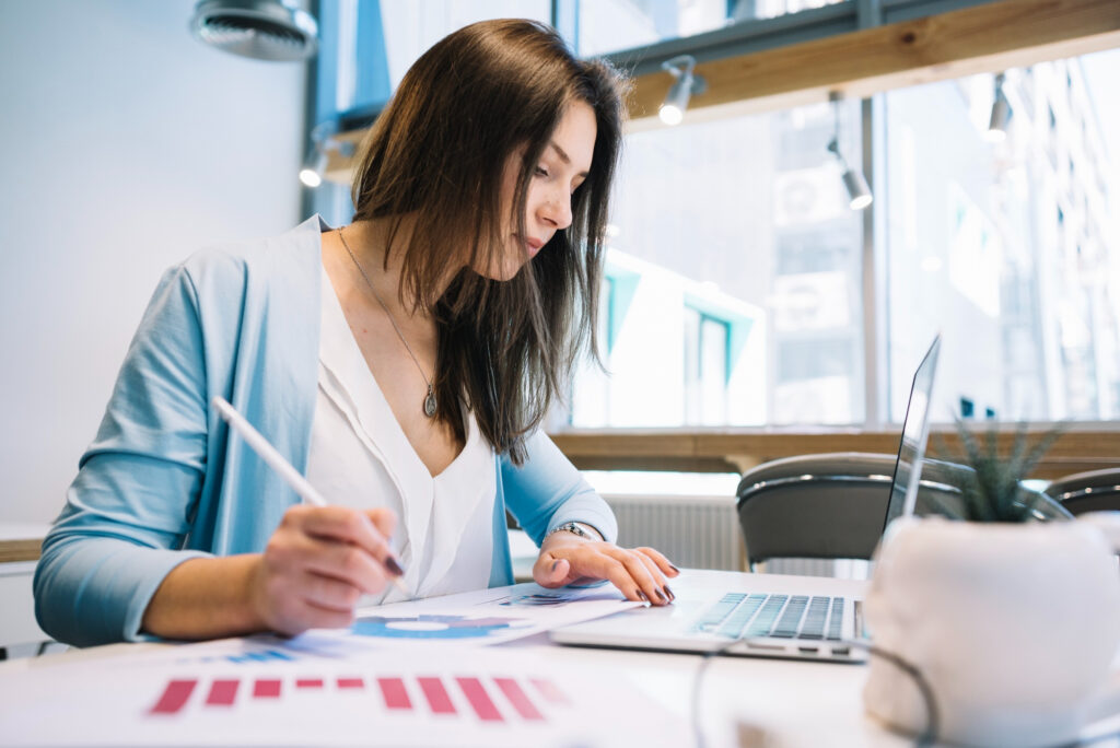 Mujer trabajando en contabilidad de una gran empresa