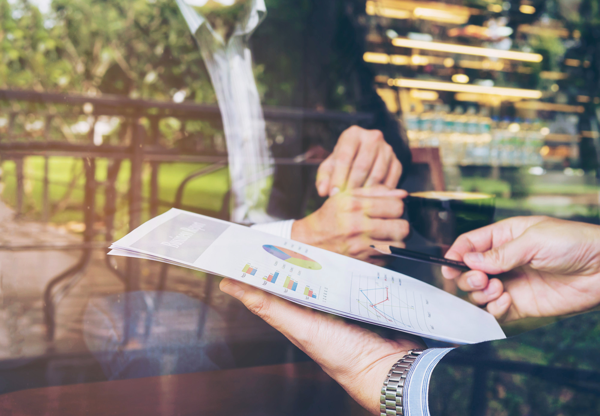Hombres realizando una auditoria de la ISO 14001