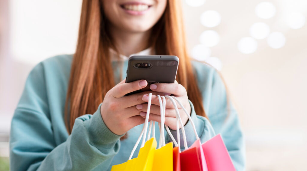 Mujer comprando por medio de las redes sociales