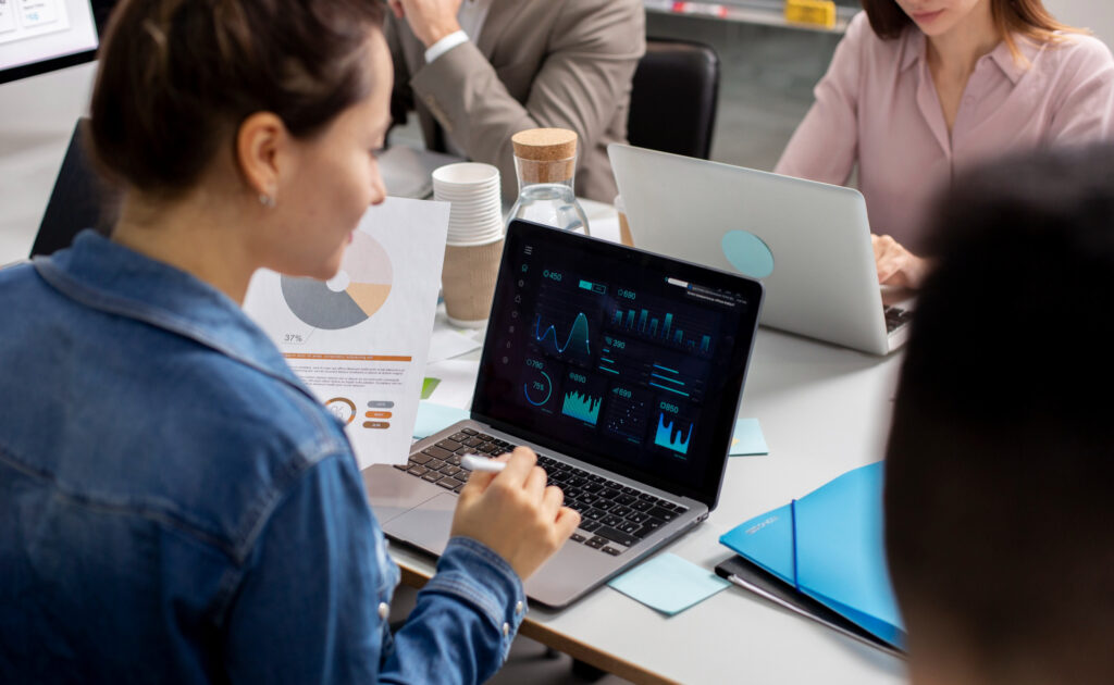 Mujer realizando un curso de ciencia de datos de IBM gratuito