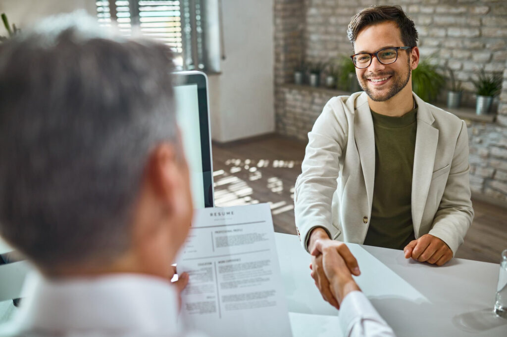 Hombre siendo contratado en una empresa gracias al uso del portal Empléate del SEPE