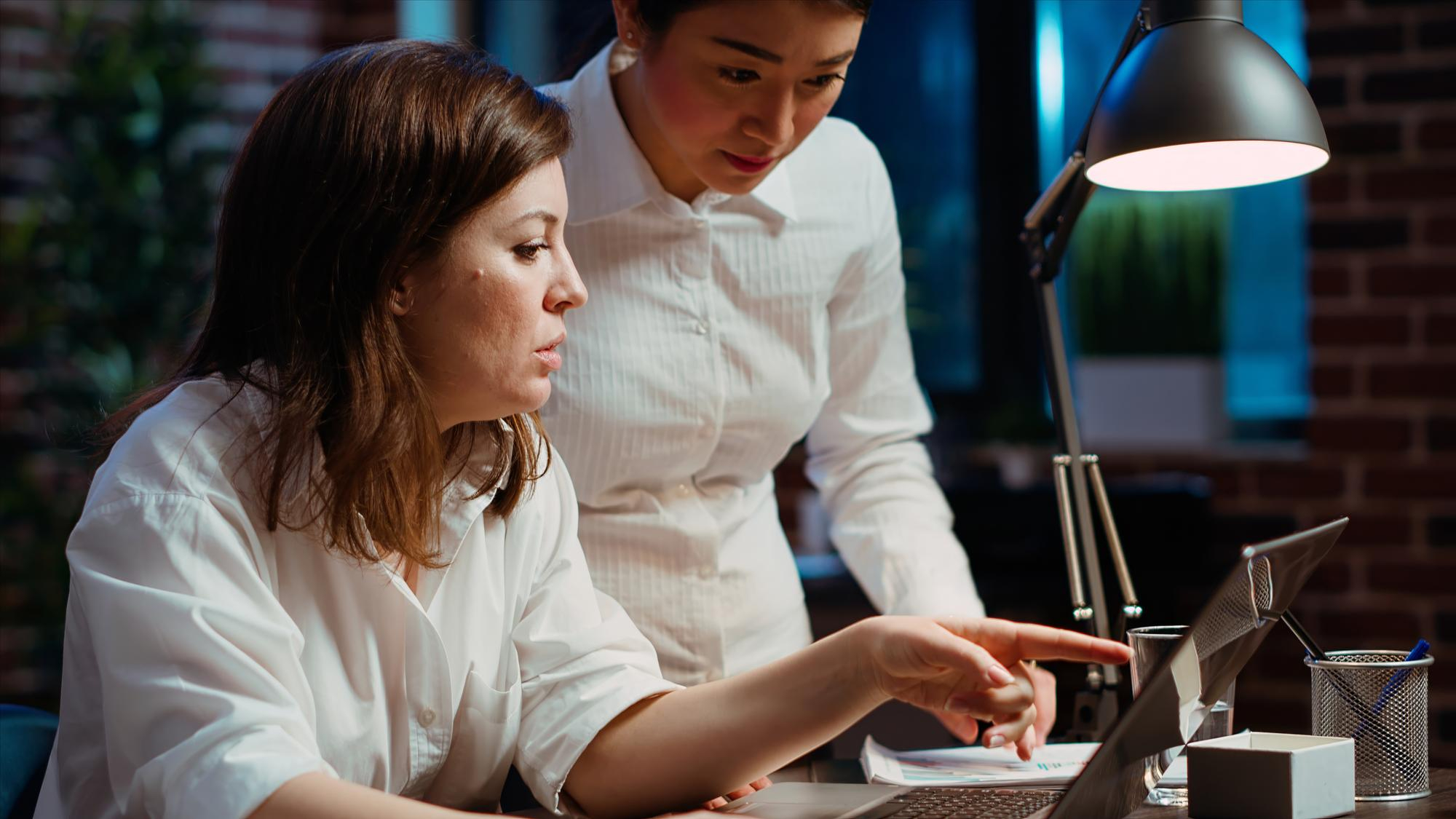 Mujeres leyendo sobre normativa del IVA