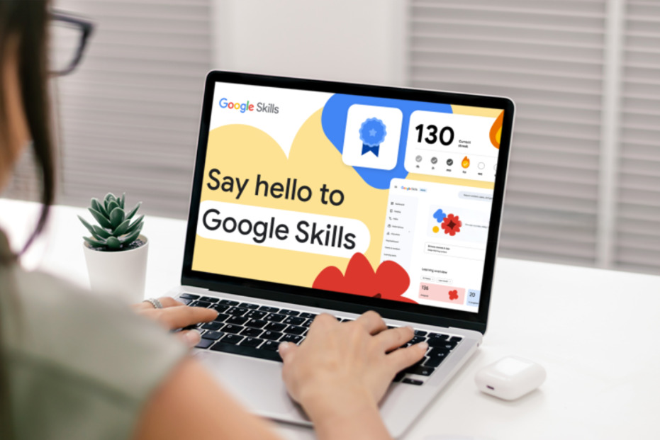 Mujer usando en su ordenador portátil la plataforma Google Skills