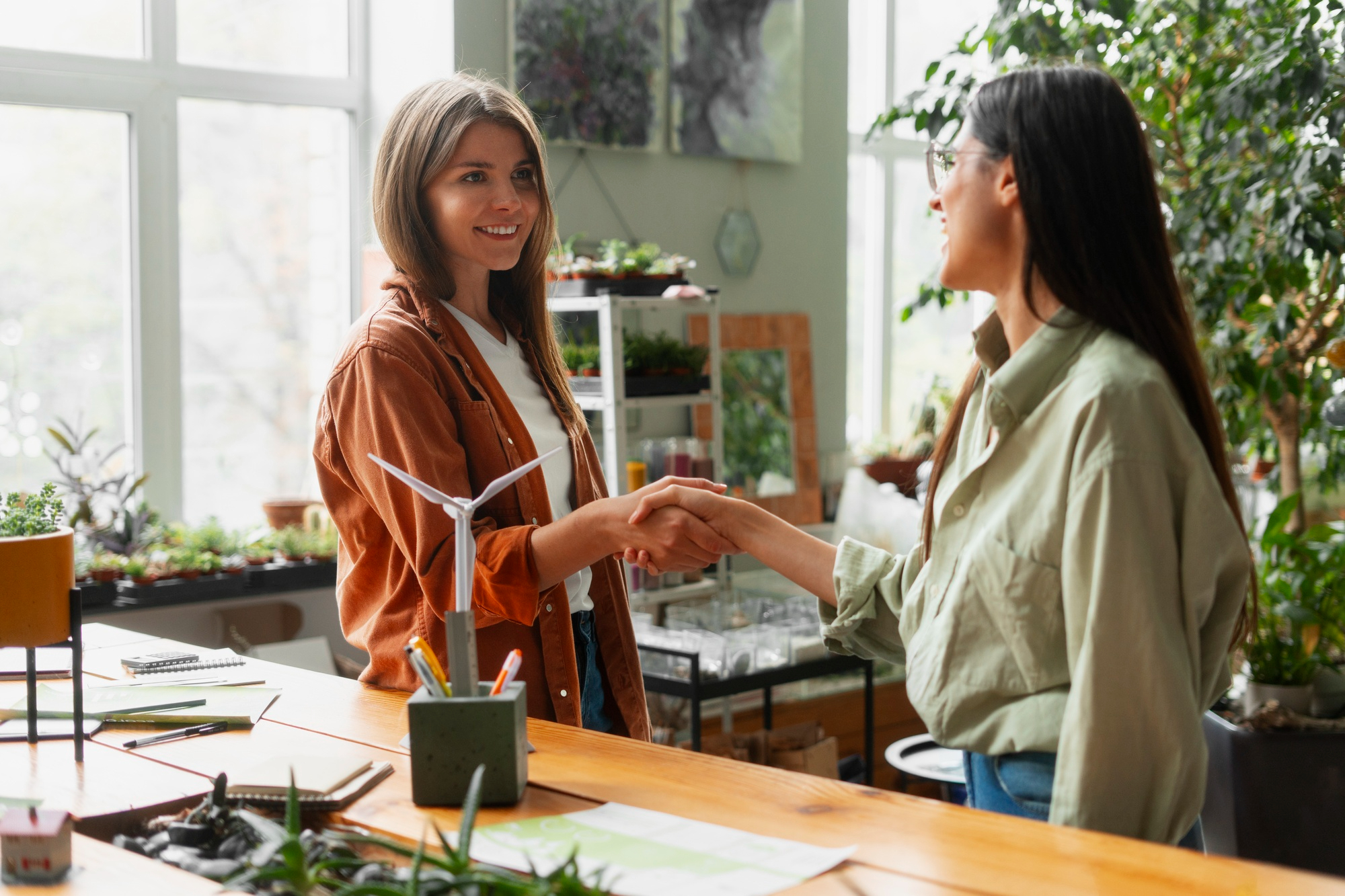 Mujer emprendiendo de forma sostenible