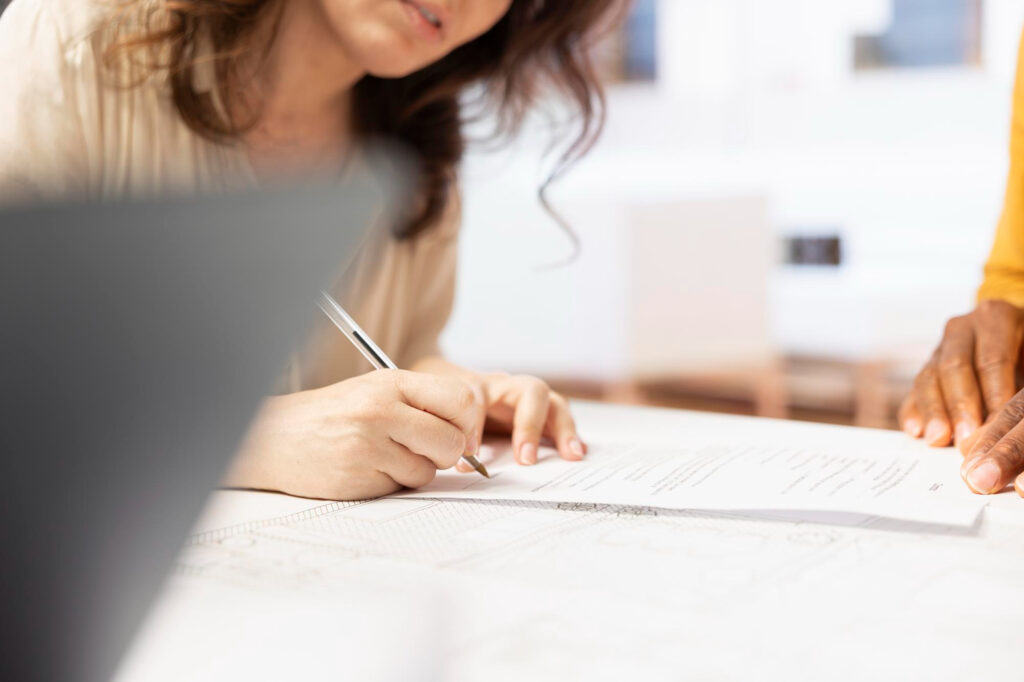 Mujer firmando un contrato de formación según la nueva ley de 2026.