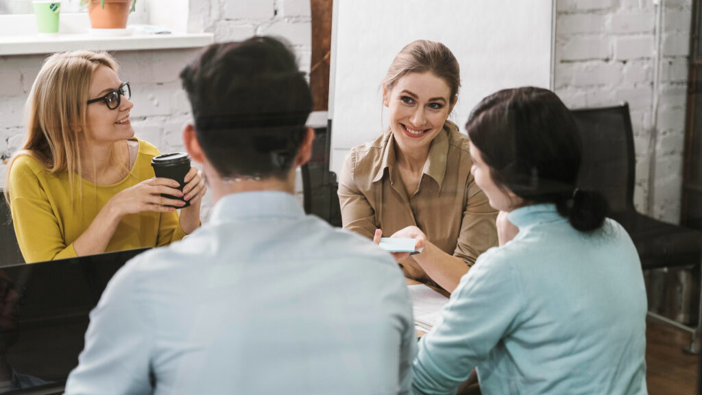 Personas comunicando de forma efectiva en una mesa redonda