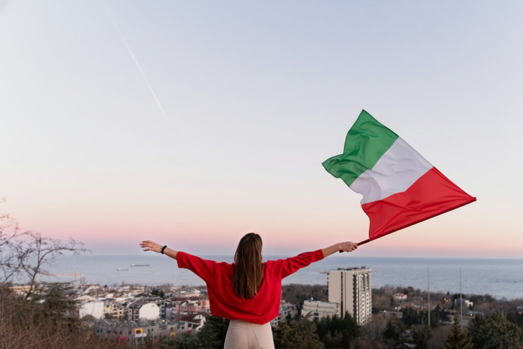 Mujer ondeando la bandera italiana