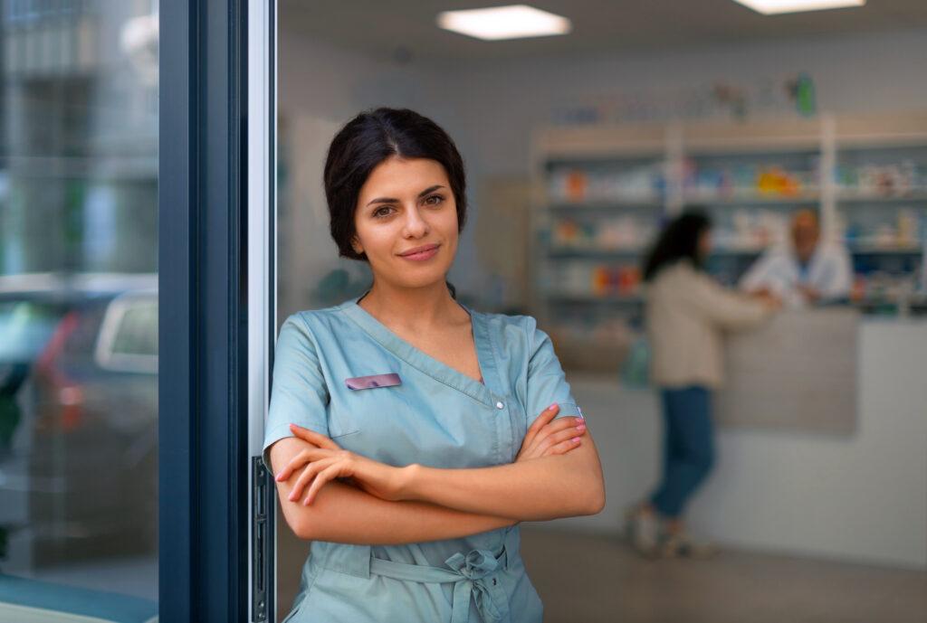 Farmacéutica recién titulada en una puerta de una farmacia en Noruega