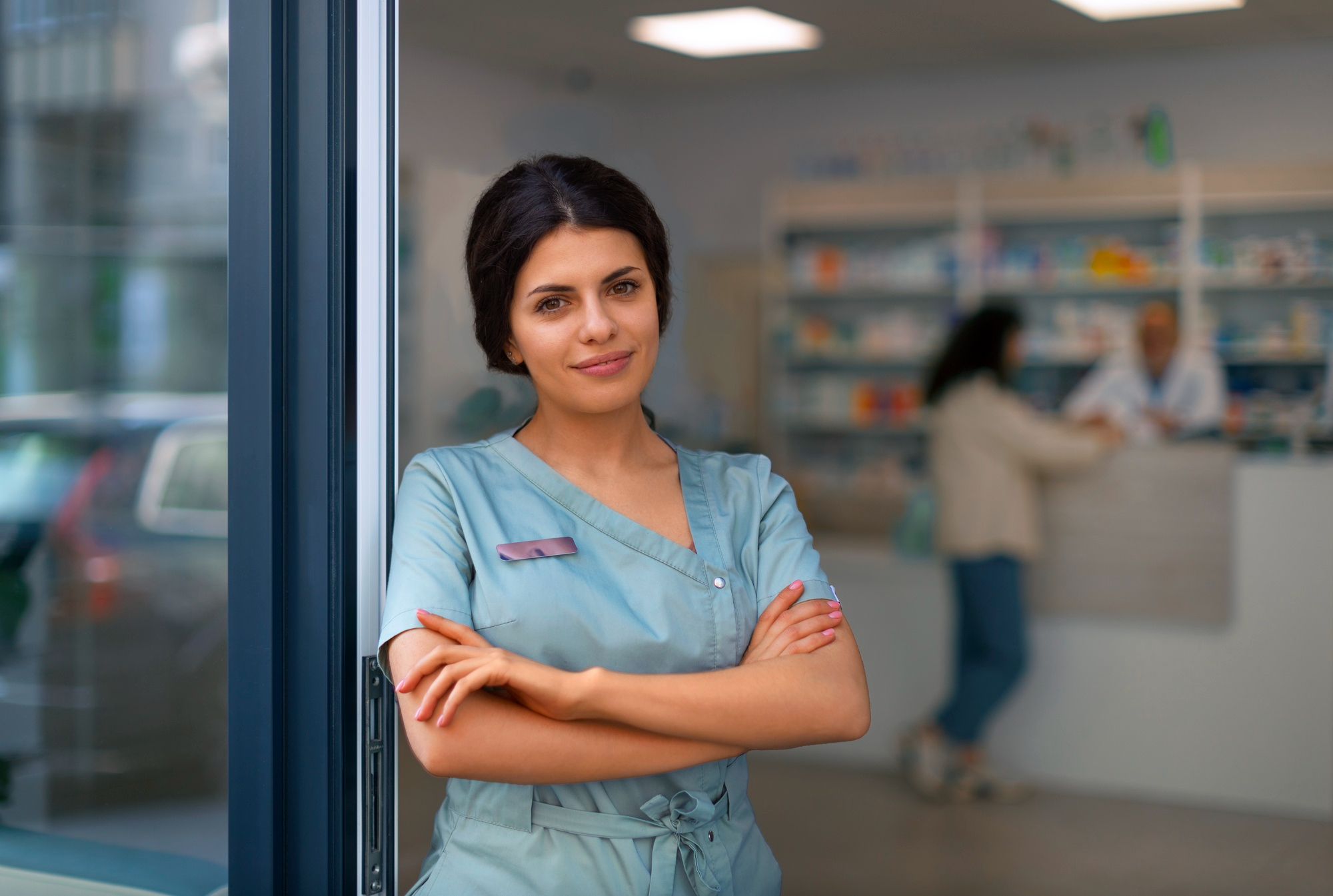 Farmacéutica recién titulada en una puerta de una farmacia en Noruega