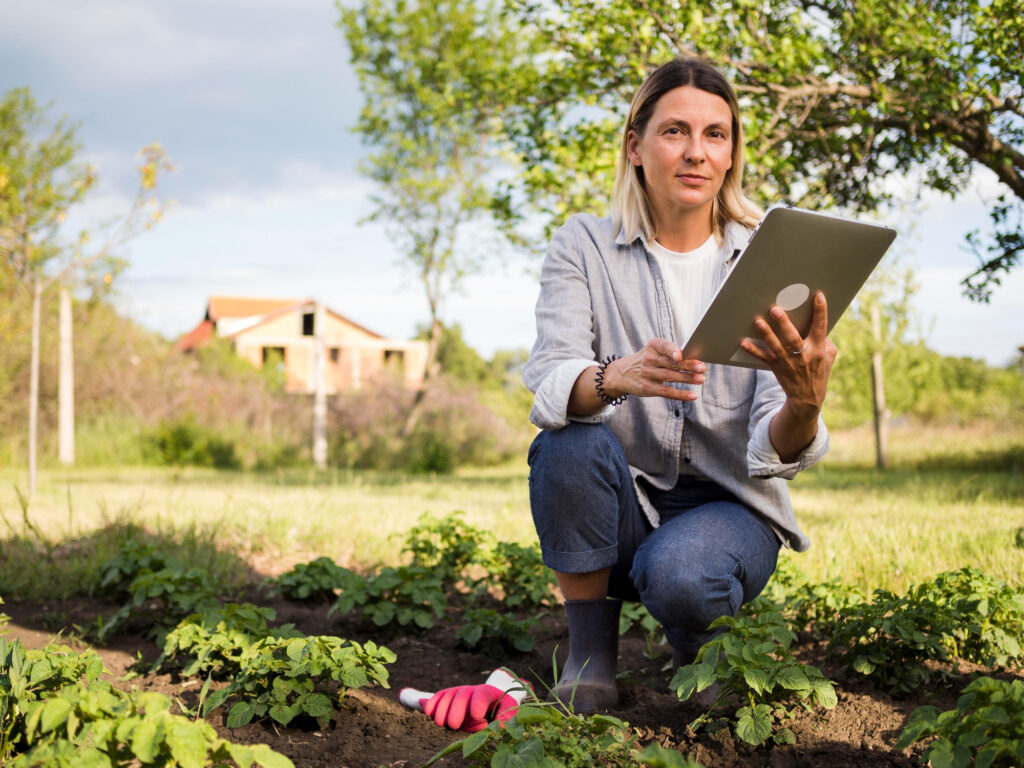 Mujer beneficiaria de la formación en IA impartida por la UNED a mujeres del ámbito rural-