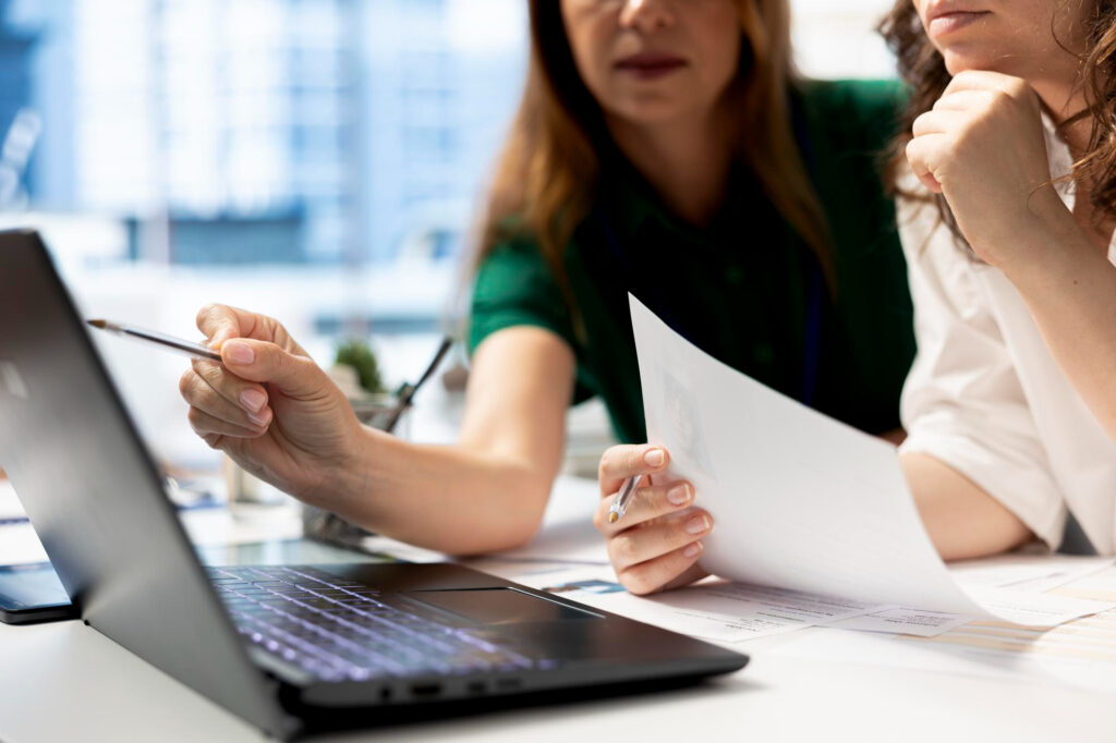 Personas realizando el curso de contabilidad online de Fundae en 2026