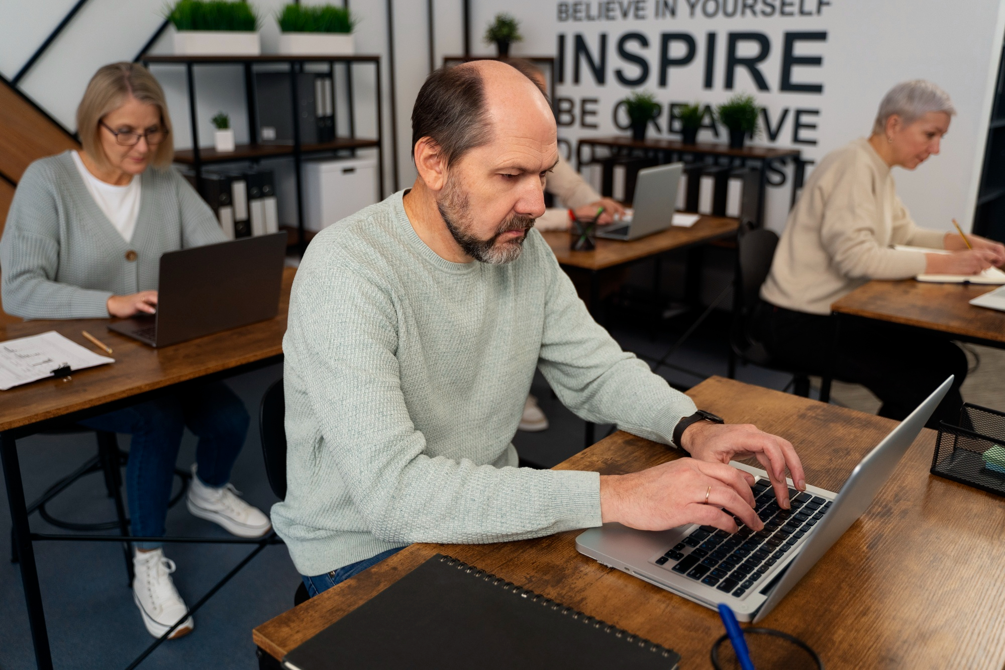 Personas de más de 45 años haciendo un curso de marketing, comunicación y comercio electrónico.