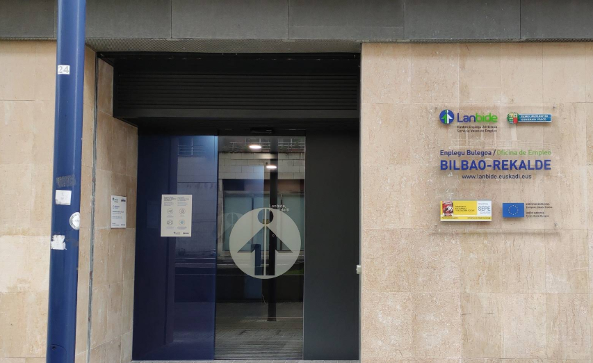 Oficina de Lanbide usado como apoyo editorial para la noticia sobre ayudas a la contratación en Euskadi.